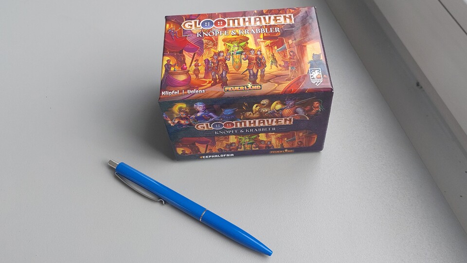 So klein ist die Brettspiel-Box tatsächlich (Stift for Scale).