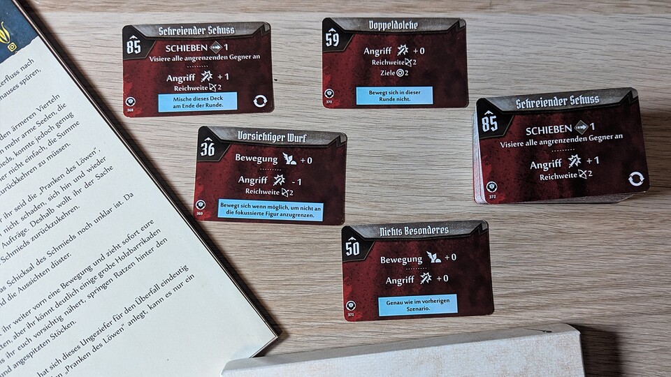 Auch die Fähigkeiten der Gegner werden mit Karten dargestellt.