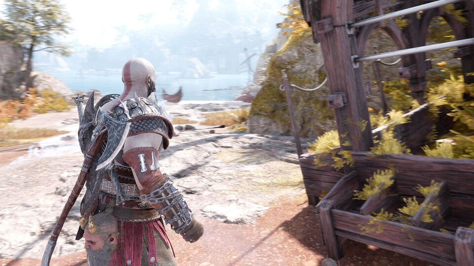 Auf der PS5 könnt ihr das Motion Blur bei höherer Framerate zurückschrauben. Dann wirkt es auch nicht mehr so stark, als wäre Kratos über einen unscharfen Hintergrund platziert worden.