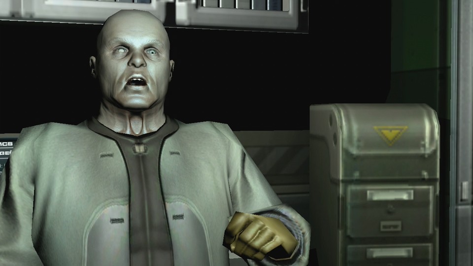 Das ist Dr. Betruger. Der Schurke von Doom 3 hat nicht nur den lustigsten Namen des Spiels, sondern zeigt auch die kantigen und detailarmen Charaktermodelle.