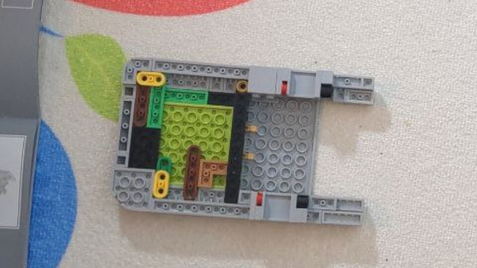 Nach der zweiten Tüte fehlt dem Game Boy noch alles, was ihn zu einem Game Boy macht.