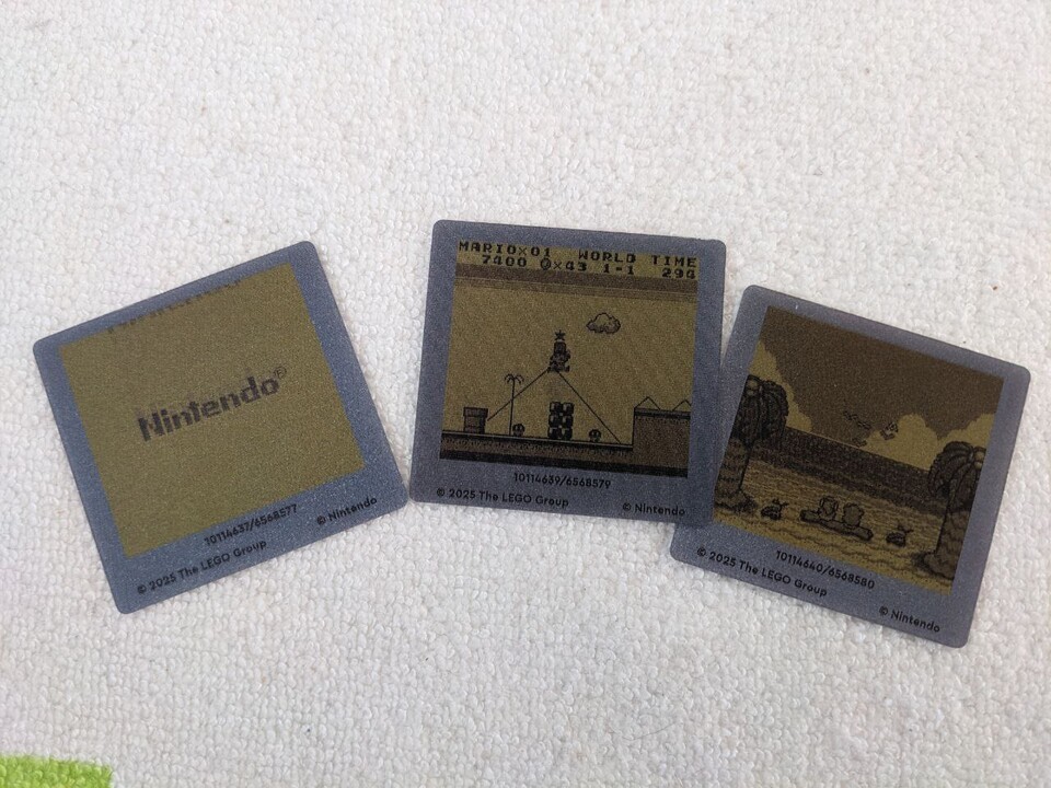 Dank Wackelbilder erzeugt das Display zumindest eine Illusion, das etwas auf dem Game Boy gespielt wird.