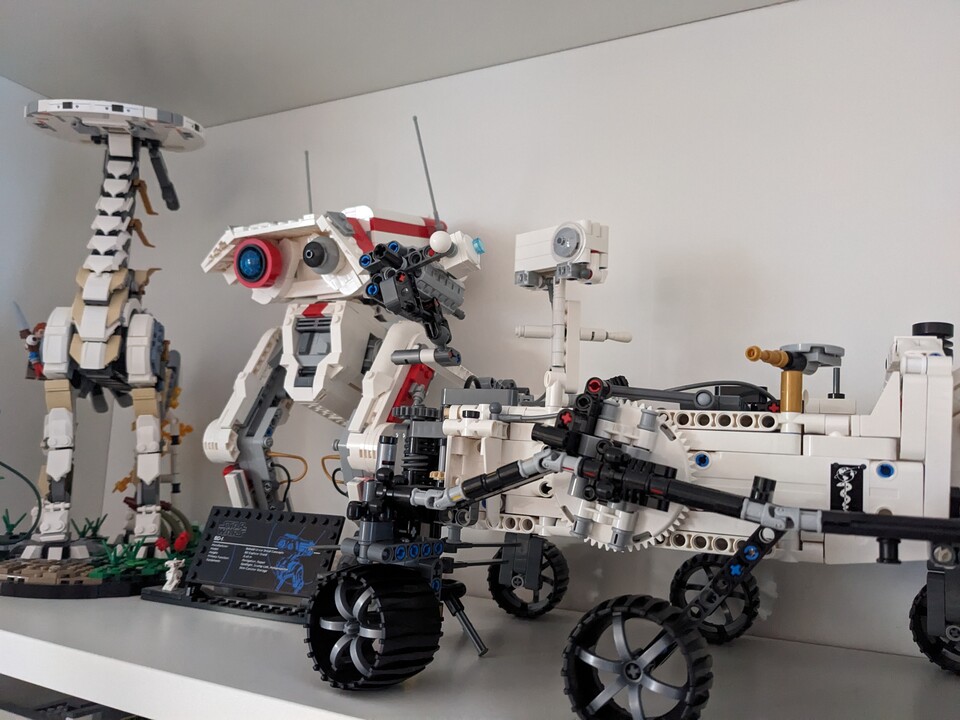 Aufgebaut thront der Mars Rover nun neben dem Langhals aus Horizon und BD-1 aus Star Wars.