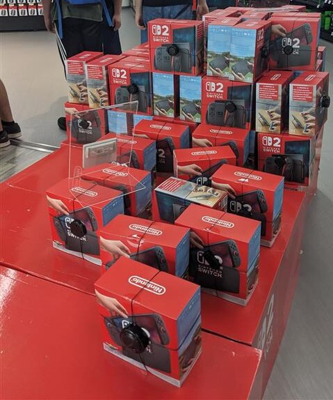 Das war der aktuelle Bestand an Konsolen beim Saturn am Alexanderplatz in Berlin. Die meisten Mario Kart Bundles waren bereits vergriffen. (Stand: 14:20 Uhr)