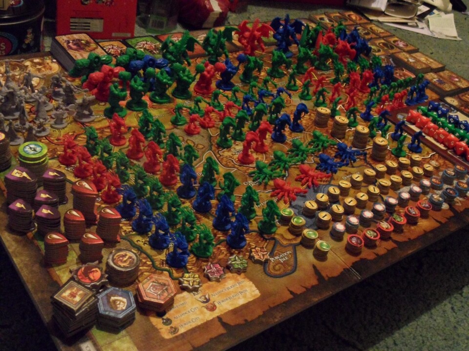 Alleine die Monsterfiguren und Spielkarten des World of Warcraft-Brettspiels bedecken einen ganzen Tisch.