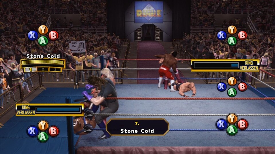 Beim Royal Rumble ist fröhliches Tastengehämmer angesagt, wenn ihr einen Gegner aus dem Ring werfen wollt. [360]