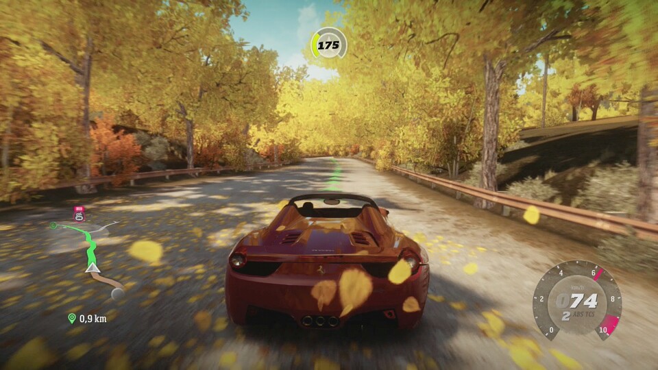 Vor allem die vielen kleinen Details wie aufwirbelndes Herbstlaub [Lupe auf das Laub hinter dem Ferrari] machen Forza Horizon zu einem der schönsten Rennspiele dieser Generation.