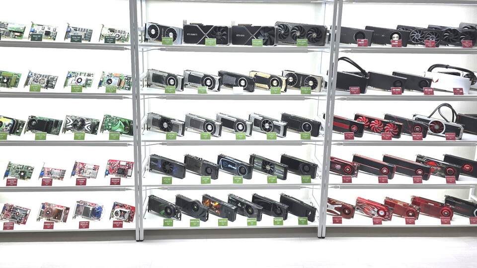 Hier seht ihr einen Großteil der überaus beeindruckenden GPU-Sammlung (Bild: reddit.comuserornstein6990).