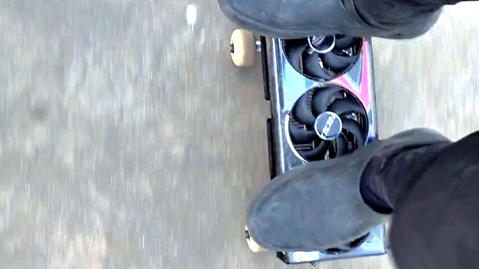 Sieht komisch aus, ist aber so: Hier wird auf einem GPU-Teil Skateboard gefahren (Bild: reddituashleysaidwhat).