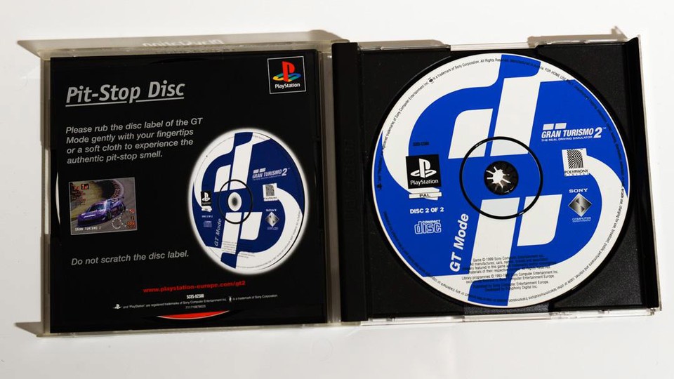 Gran Turismo 2 erschien auf zwei Discs, eine davon konnte Benzin- und Gummi-Düfte verströmen. (Bildquelle: A Nihilist Abroad)