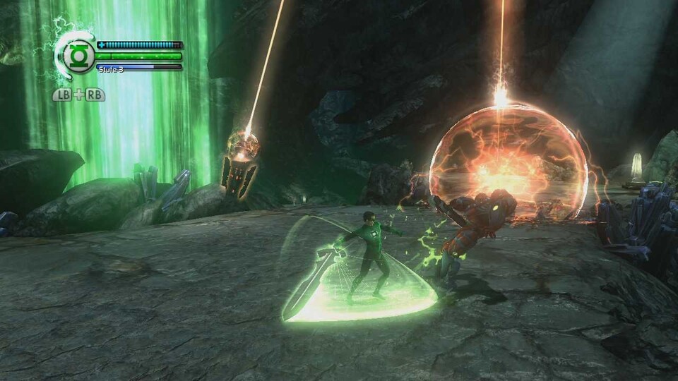 Wenn Green Lantern sein Schwert zückt, wird Kratos grün vor Neid -- das Geschnetzel spielt sich wie God of War. [360]