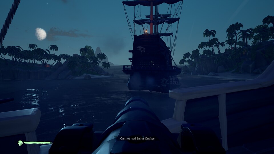 Verfolgungsjagd in seichtem Gewässer: Dieser Kahn kann uns nicht mehr entkommen! Solche Kämpfe führen wir in Sea of Thieves aber nur alle 15 bis 30 Minuten.