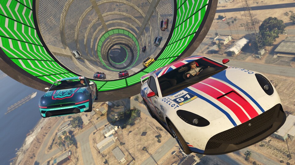 Mit dem aktuellen Cunning Stunts-Update für GTA Online dürfen wir unsere Autos durch Röhrenpisten jagen.