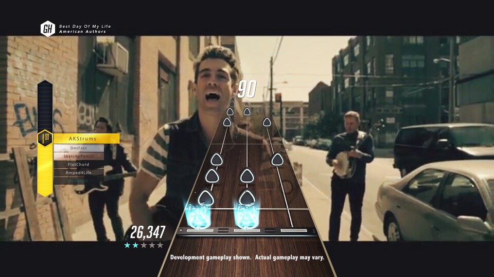 Der Onlineservice Guitar Hero TV zeigt aktuelle und klassische Musikvideos. Die Anzeige am linken Bildrand gibt dabei an, welcher Sofa-Gitarrist gerade in Front liegt. 