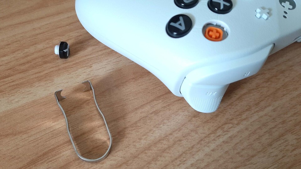 GuliKit hat sich ein cleveres System überkegt, mit dem sich die Tasten-Aufsätze einfach herausziehen lassen. Das klappt flott und bei meinen Versuchen soweit auch ohne Kratzer.