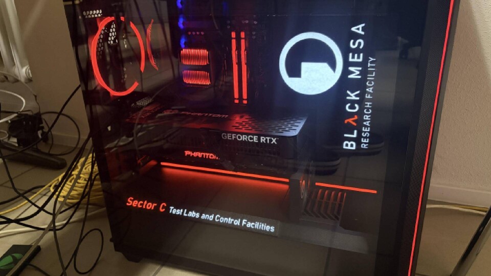 Der PC im Half-Life-Look sieht schon ziemlich cool aus.