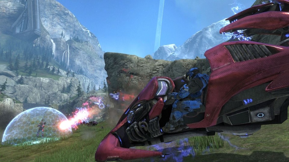 Halo: Reach - Die weitläufige Capture-the-Flag-Karte »Hemorrhage« ist dem Halo-Klassiker »Blood Gulch« nachempfunden. [360]