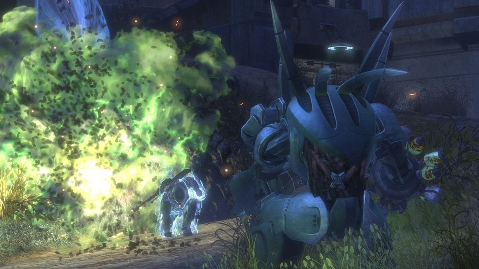 Halo: Reach - Das grüne Plasmageschoss des Hunters rechts lässt unseren Helden kalt, er hat seine Rüstungsfertigkeit aktiviert, die ihn kurz unverwundbar macht. [360]