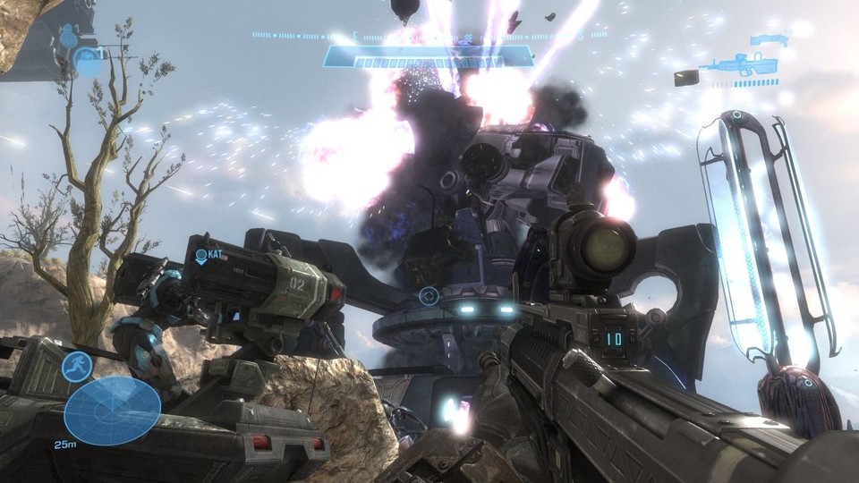 Halo: Reach - Dank überarbeiteter Effekte sehen Explosionen wie hier beim Flakturm spektakulär aus. [360]