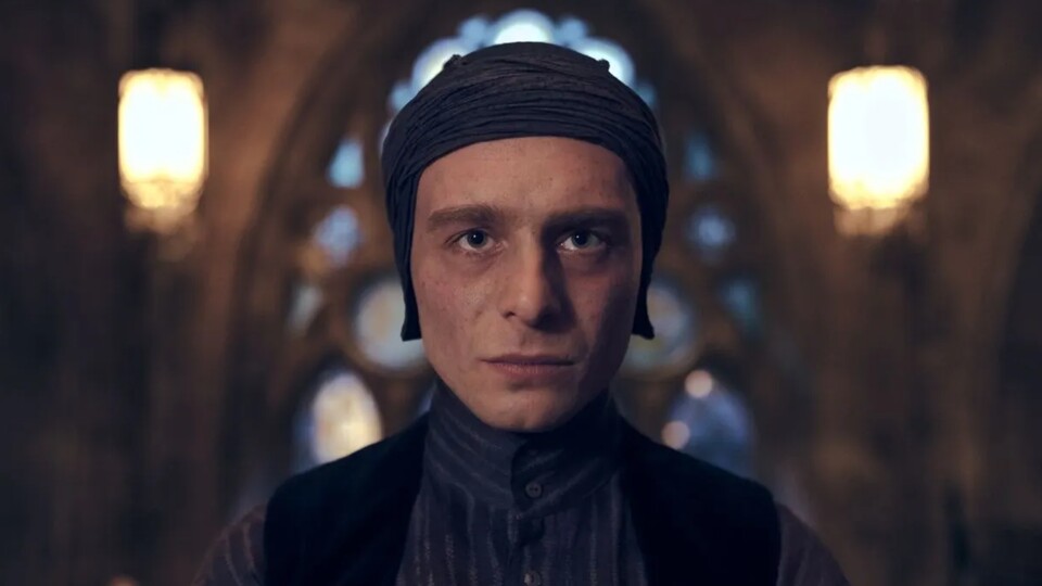 Professor Quirrell wird in der Serie von Luke Thallon verkörpert (Bild © HBO).