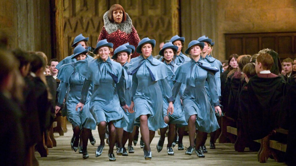 Die Hexen der Beauxbaton-Akademie haben in Harry Potter und der Feuerkelch einen eindrucksvollen Auftritt. (Bild: Warner Bros.)