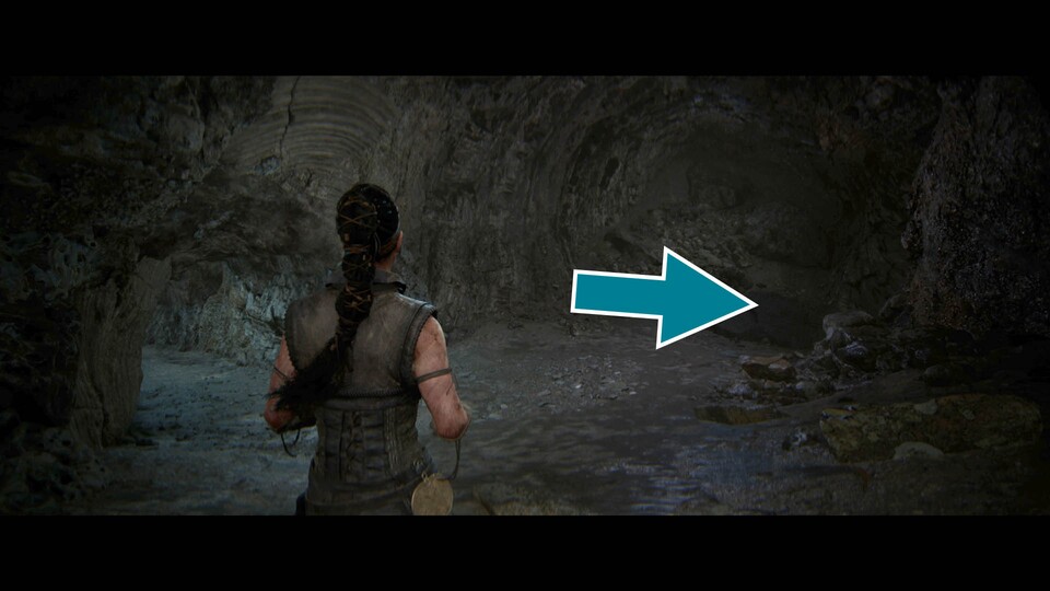 Links durch die Höhle mit dem ringförmigen Muster geht es in der Story weiter, rechts durch einen Durchgang zum Lore-Stein.