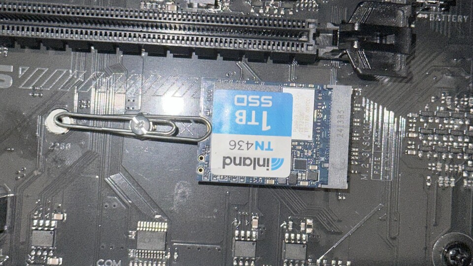 Hier seht ihr die SSD-Befestigung Marke Eigenbau (Bild: reddit.comuserBigDeal716_Flipz).