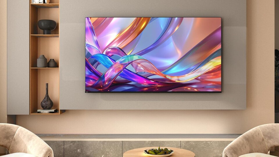 Durch sein flaches Design macht sich der QLED-Fernseher Hisense E7DS auch gut an der Wand.