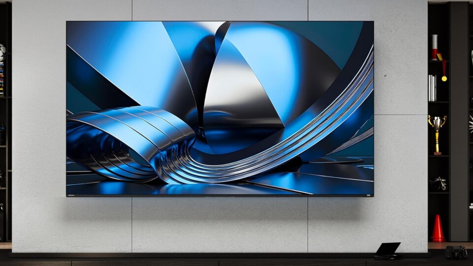 Zahlreiche 4K-Fernseher wie den hier abgebildeten QLED-TV Hisense U7DSE könnt ihr jetzt schon günstig abstauben.