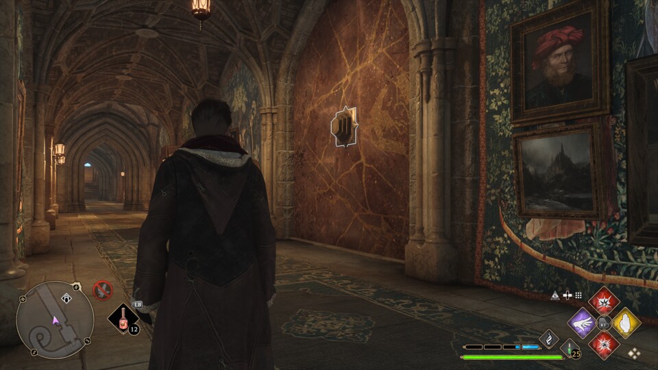 Der Eingang ist in dem Gang mit den vielen Gemälden.
