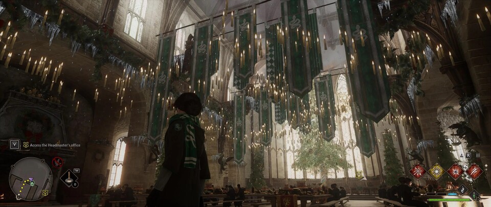 Die Große Halle mit Slytherin-Bannern (Bildquelle: https:www.reddit.comrhogwartslegacyJKRcomments11ag1wsthe_polyjuice_plot_has_to_be_the_best_quest_in)