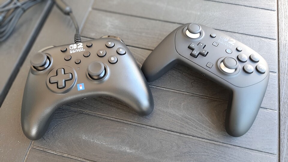 Im Vergleich zum offiziellen Pro-Controller hat sich Hori ein paar Freiheiten beim Design gelassen, dadurch liegt das Pad aber auch ein bisschen schlechter in der Hand.