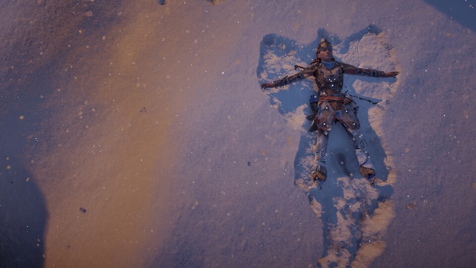 Aloy kann dank The Frozen Wilds nun auch Schneeengel machen.