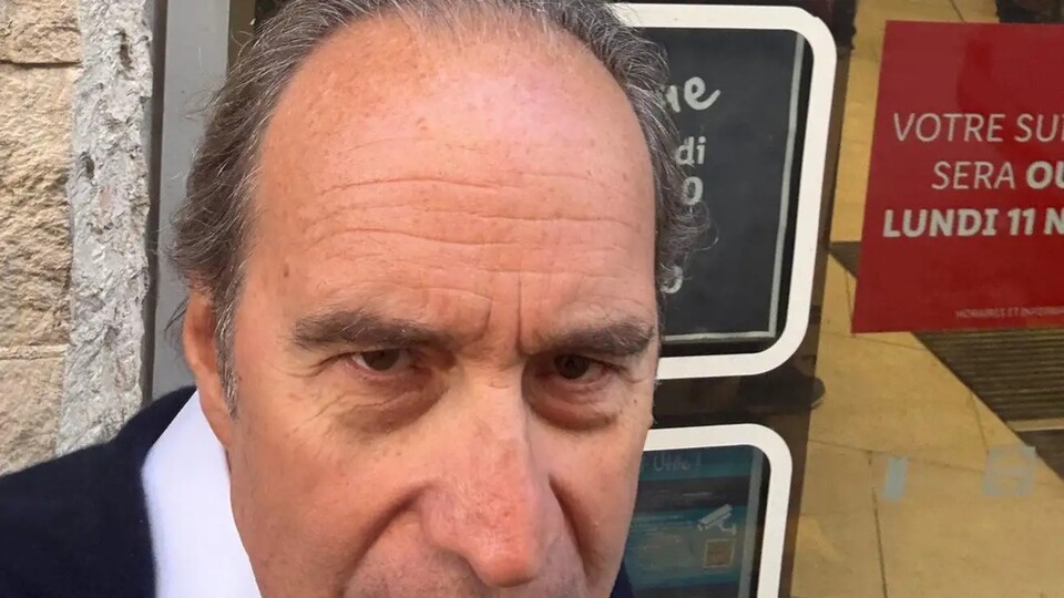 Das ist der Internet-Milliardär Xavier Niel vor einem Supermarkt (Bild: x.comXavier75status1857423356867342733).