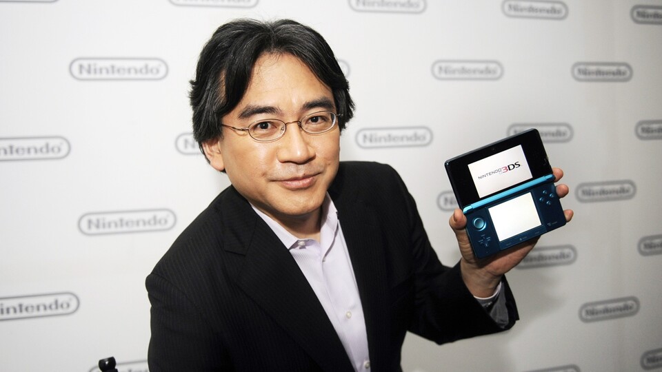 Satoru Iwata mit einem Nintendo 3DS: Man überlegt, den Region-Lock aufzuheben. Konkrete Details gibt es aber noch nicht.