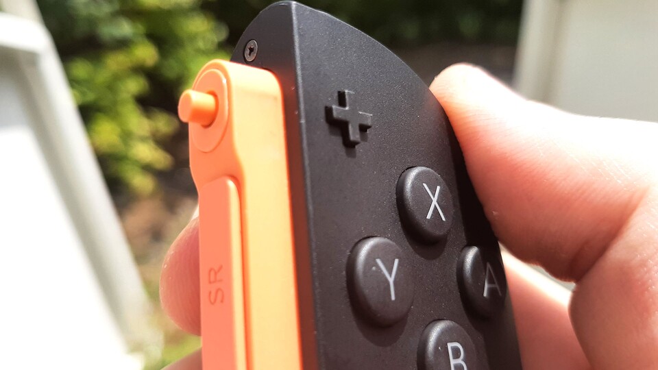 Drückt ihr auf der Rückseite den Schalter zurück, fährt dieser kleine Stift aus und stößt den Joy-Con vom Gehäuse ab.
