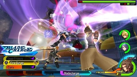 Kingdom Hearts: Birth by Sleep - Überwiegend seid ihr zwar auf euch allein gestellt, gelegentlich bekommt ihr jedoch auch Unterstützung. [PSP] 