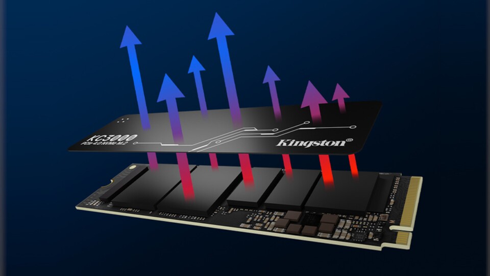 Die Kingston KC3000 SSD hat zwar keinen Heatsink, aber immerhin einen dünnen Heat Spreader.