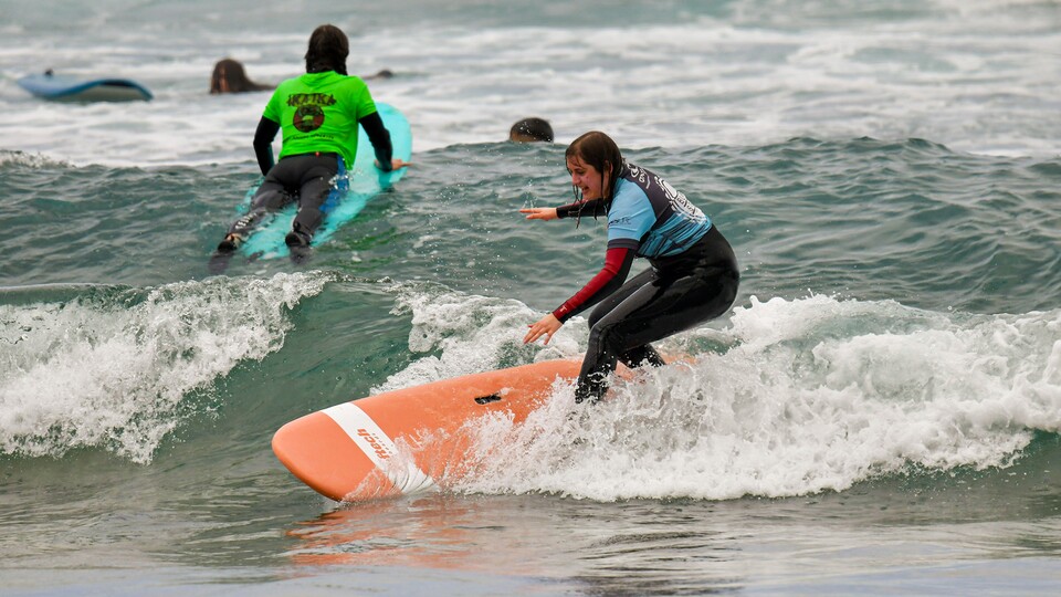 Trotz unsicherem Stand verliebte ich mich direkt ins Surfen, nur um kurz danach eine Angst davor zu entwickeln. (Bild: GameProSanta Cruz FotolabBavendiek)