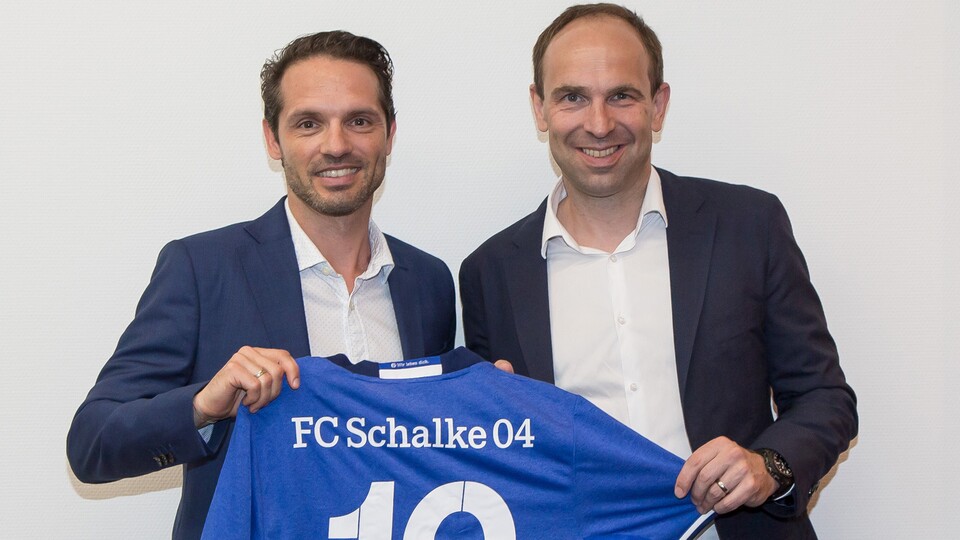 Freuen sich auf die Zusammenarbeit: Jonas Lygaard von Konami und Schalkes Marketingchef Alexander Jobst.
