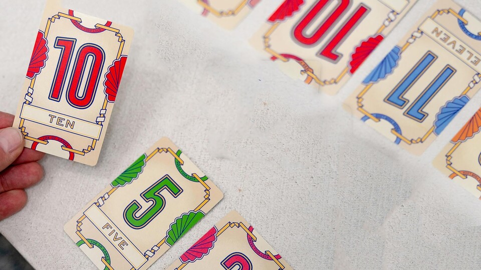 Jede Zahl gibt es so häufig, wie die Zahl drauf: Also es gibt insgesamt zehn Mal die 10 und elf mal die 11, etc. – ihr versteht?