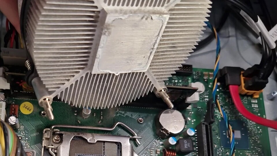 Eine CPU hat der Kühler offenbar bereits geküsst. (Bildquelle: Reddit rock_star_ente)