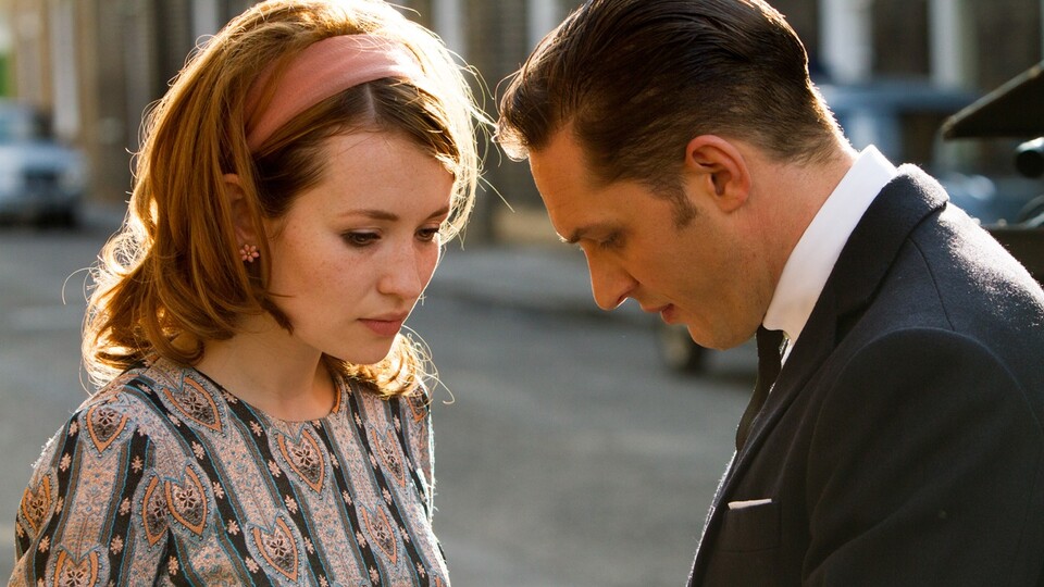 Frances (Emily Browning) will, dass Reggie sein Verbrecherleben hinter sich lässt.