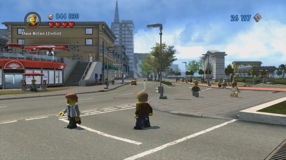 Passanten, Autos, blauer Himmel. In Lego City ist immer etwas los.