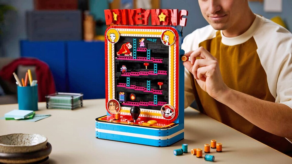 Mit Knöpfen und Joystick: Auch im LEGO-Set könnt ihr über rollende Fässer springen!