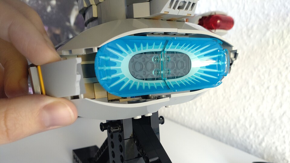 Es wirkt naheliegend, die Enterprise beim Anheben am Deflektorschild anzufassen, aber genau das sollte man nicht tun. Sonst habt ihr wie ich hier eines der Teile in der Hand.