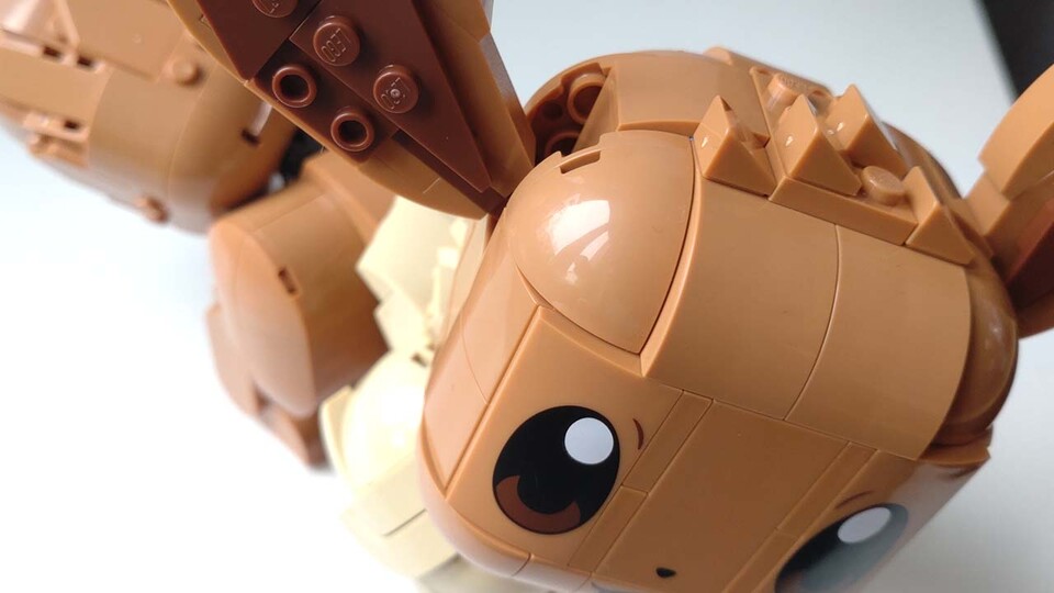 Durch die zurückgesetzten Teile sieht Evolis ansonsten sehr rundes Gesicht an einigen Stellen merkwürdig kantig aus.