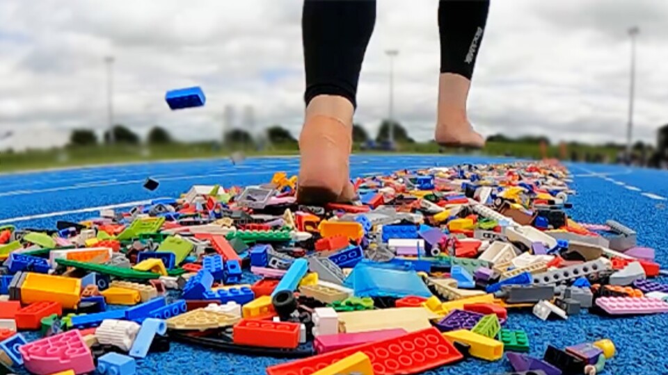 Über LEGO-Steine laufen ist kein Vergnügen! (Bildquelle: Guinness World Records)