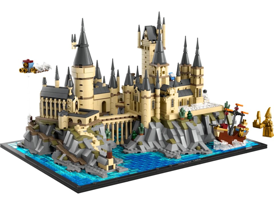 Das LEGO Harry Potter Hogwarts Set mit 2660 Teilen steckt voller Details. Vorn rechts seht ihr beispielsweise das Schiff der Schule Durmstrang.