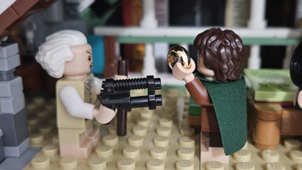 Ein LEGO-Fan findet fälschlicherweise LEGO-Pistolen in einem Herr der Ringe-Set und macht aus Bilbo Bumm-Bumm-Baggins.